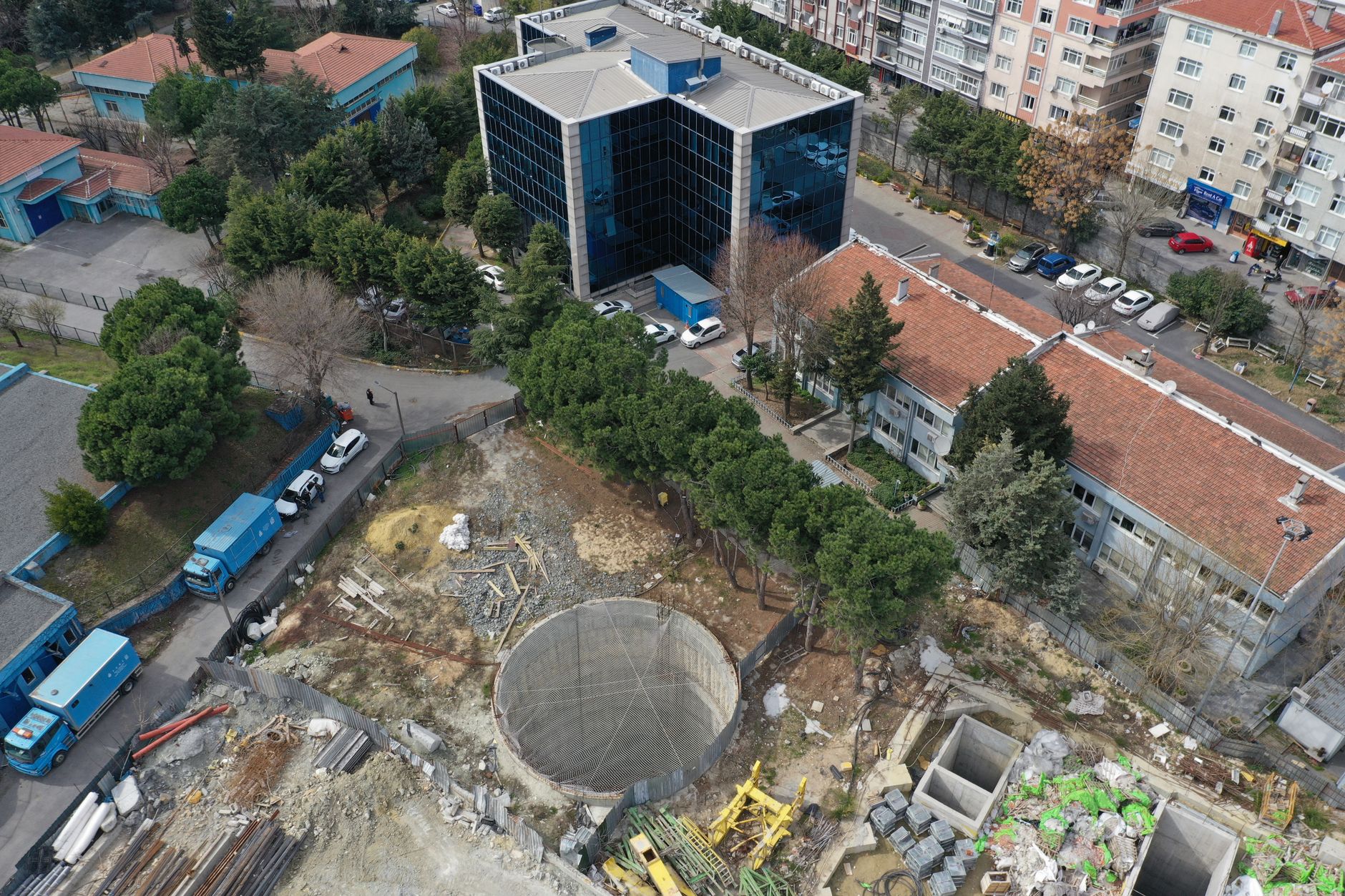 Aerial view of a construction site in Bahçelievler, İstanbul showcasing urban development. — What cryptocurrency wallet shoul